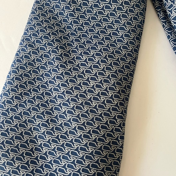 Vineyard Vines “handpicked by Shep & Ian” Whale tie - Picture 2 of 4